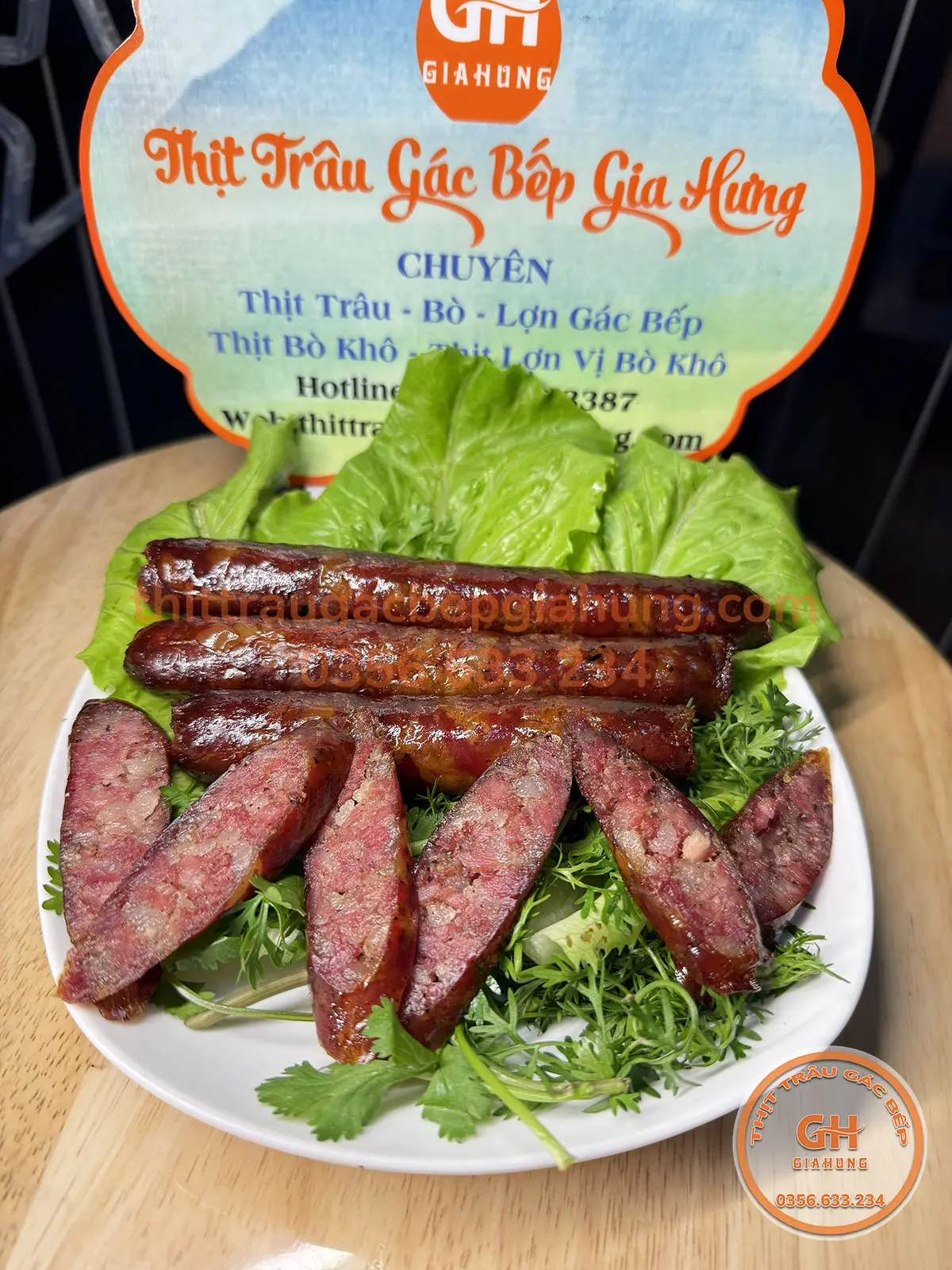 Lạp xưởng gác bếp bày cùng rau và nước chấm