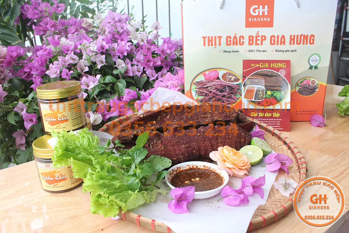 Thịt bò gác bếp bày cùng rau và chẳm chéo