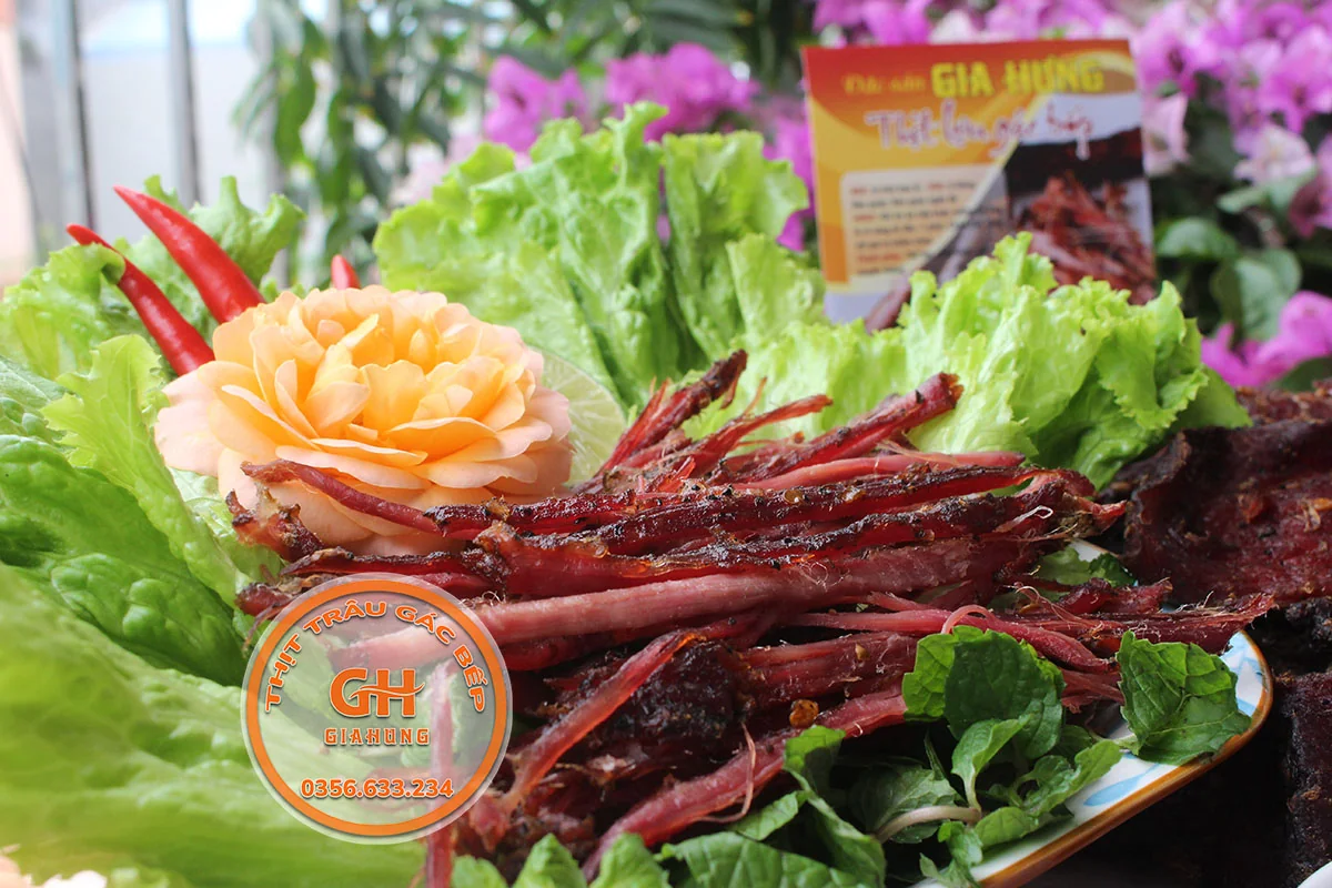 Cận cảnh thịt lợn gác bếp Gia Hưng