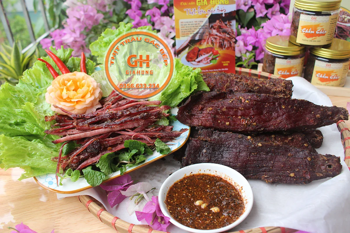 Thịt lợn gác bếp bày cùng rau và chẳm chéo